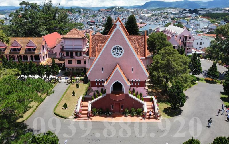 Hoạt động tu sửa và bảo trì nhằm bảo tồn vẻ đẹp cổ kính của nhà thờ Domaine de Marie ở Đà Lạt